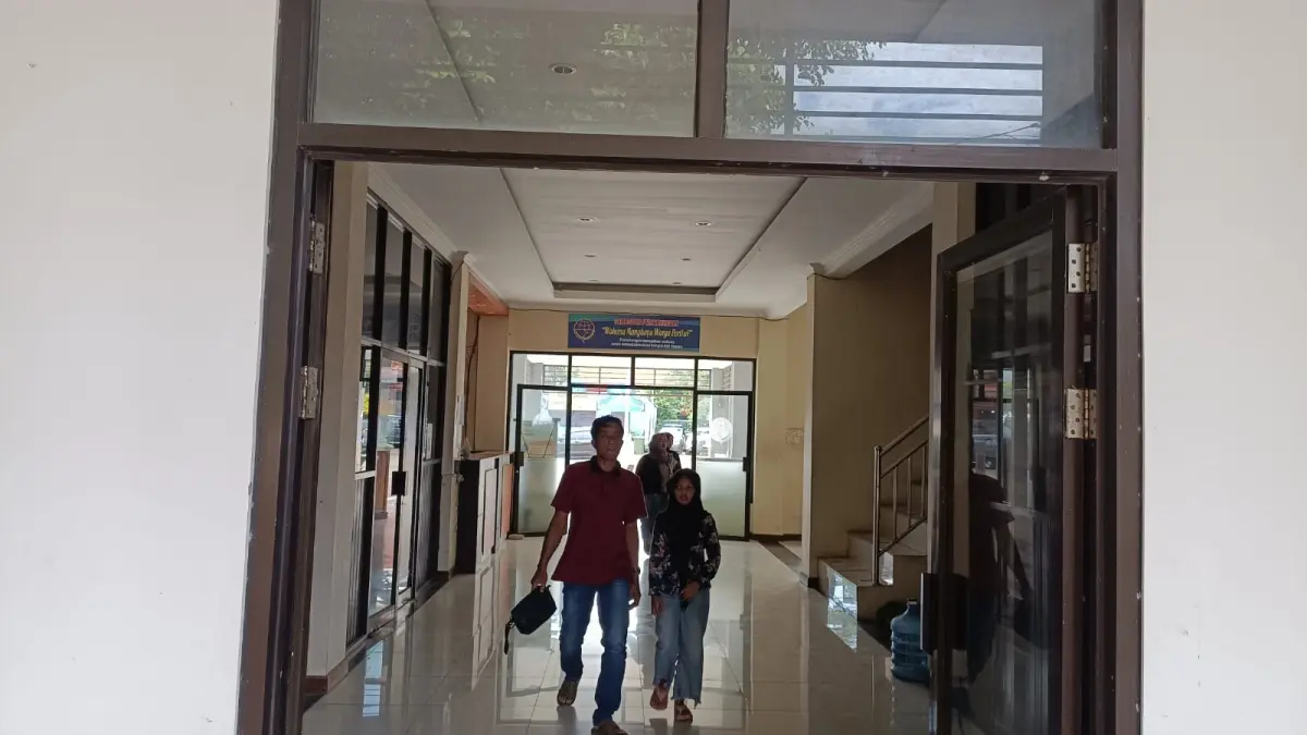 Para pemudik kembali ke perantauan dengan tujuan Jakarta melalui Terminal Pacitan kemarin (26/3). FOTO: NUR CAHYONO/RADAR PACITAN