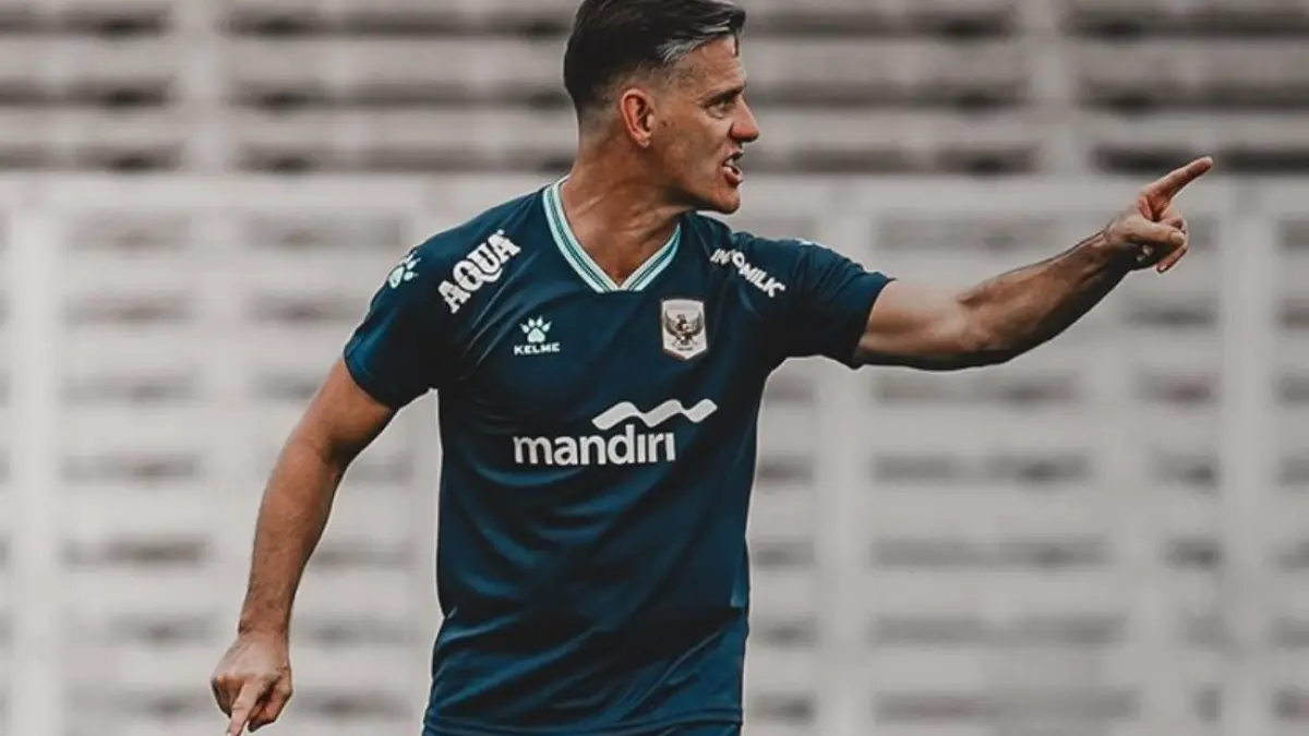 Pelatih Timnas Indonesia John Herdman saat memimpin sesi latihan punggawa Garuda. (IG TIMNAS INDONESIA)