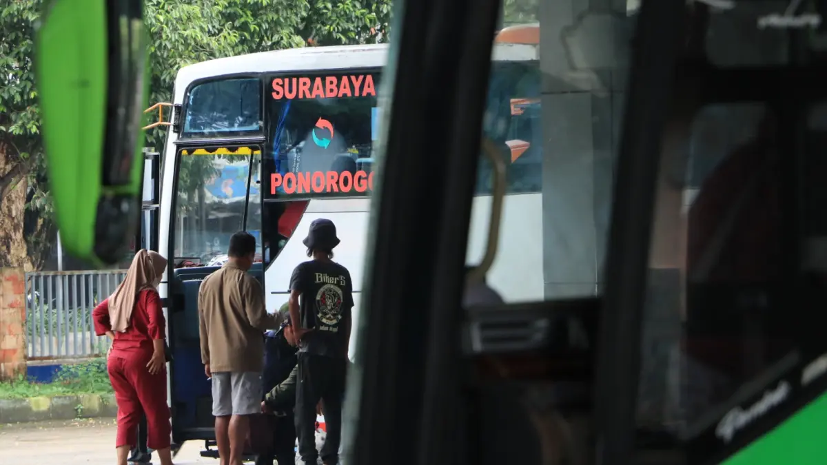 Pemudik memadati Terminal Tipe A Seloaji Ponorogo saat arus balik Lebaran, dengan puncak keberangkatan terjadi pada H+2. SUGENG DWI N/RADAR PONOROGO