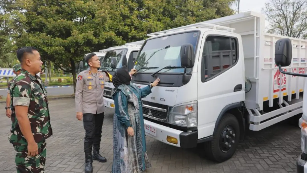 Plt Bupati Ponorogo Lisdyarita menyerahkan bantuan truk operasional kepada perwakilan KDKMP untuk mendukung distribusi dan usaha koperasi. DOK RADAR PONOROGO