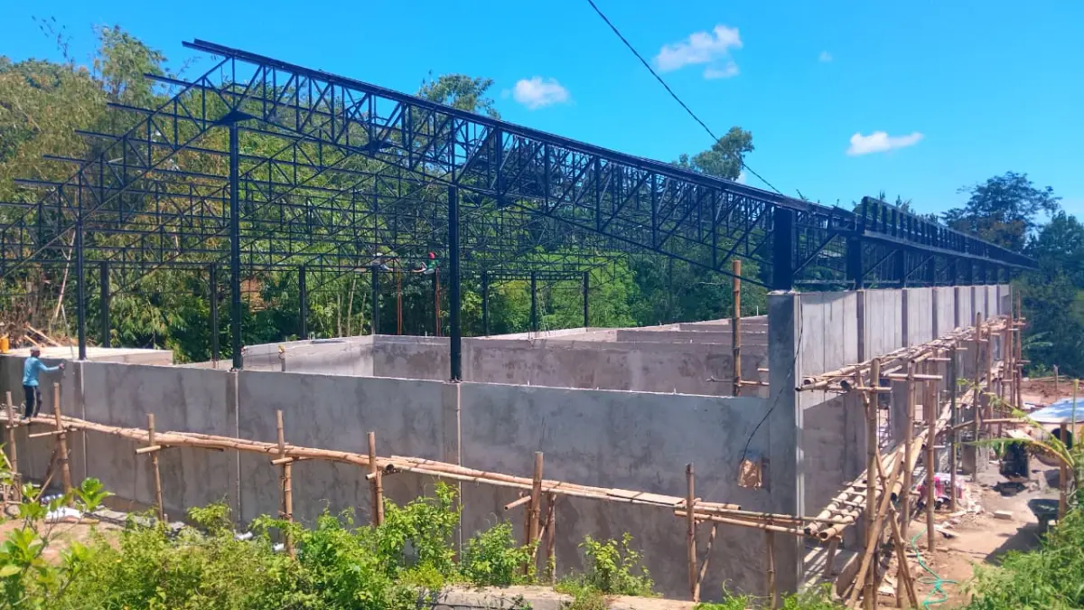 Progres pembangunan gerai KDKMP di Kabupaten Madiun yang terus dipercepat untuk mengejar distribusi bantuan truk operasional. LODITYA FERNANDES/RADAR MADIUN
