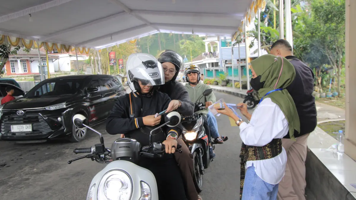 Antrean wisatawan di Telaga Sarangan yang menjadi salah satu sumber potensial peningkatan PAD Magetan. AJI PUTRA/RADAR MAGETAN