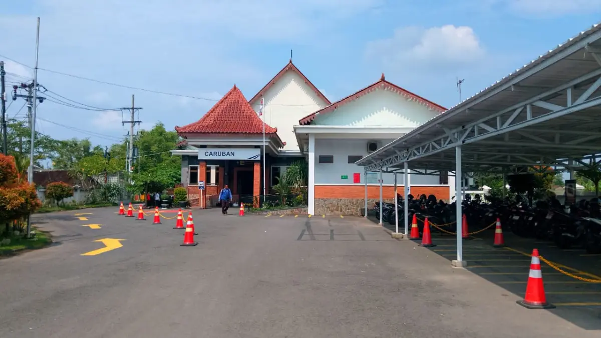 Kereta api kelas bisnis dan eksekutif direncanakan mulai berhenti di Stasiun Caruban untuk meningkatkan akses transportasi masyarakat. LODITYA FERNANDES/RADAR MADIUN