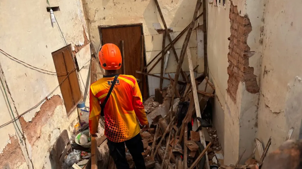 Kondisi atap rumah kontrakan di Pangongangan, Manguharjo, yang ambrol akibat lapuk dan hujan deras. ERLITA HERMININGSIH/RADAR MADIUN