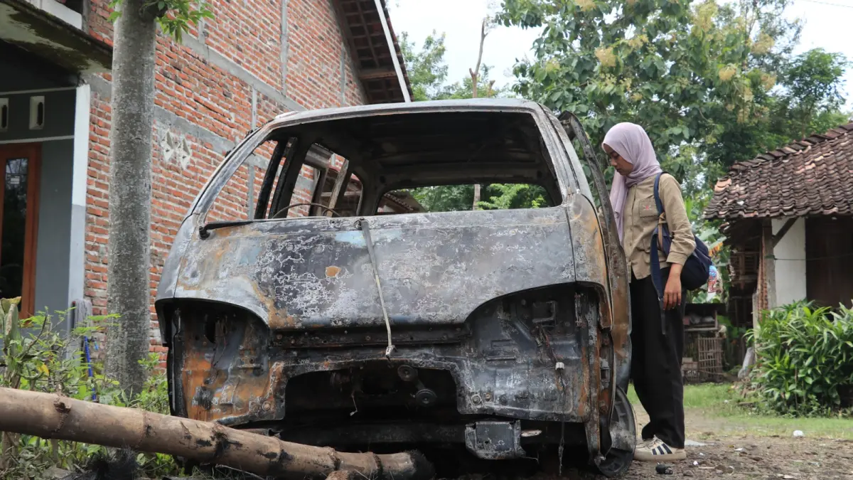 Mobil Daihatsu Espass milik warga Siman, Ponorogo, hangus terbakar hingga tersisa rangka akibat diduga korsleting listrik. SUGENG DWI N/RADAR PONOROGO