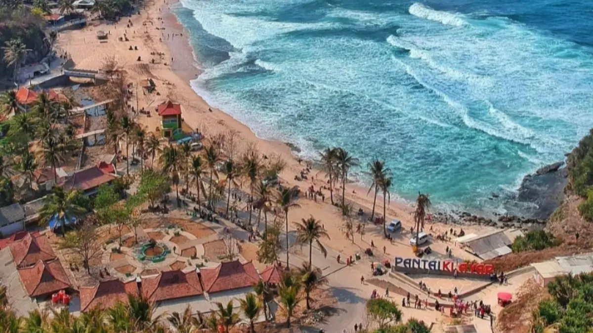Pantai Klayar menjadi destinasi favorit wisatawan saat libur Lebaran dengan lonjakan kunjungan signifikan. FOTO: ISTIMEWA