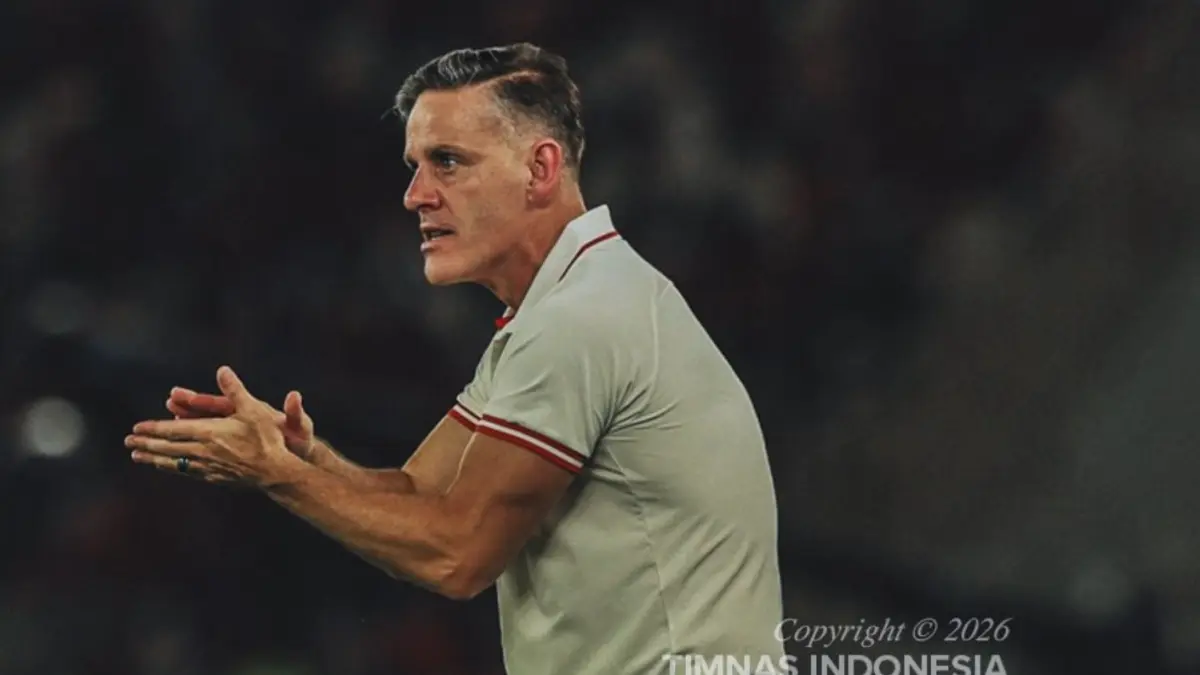 Pelatih Timnas Indonesia John Herdman memberi instruksi di tepi lapangan. (IG TIMNAS INDONESIA)