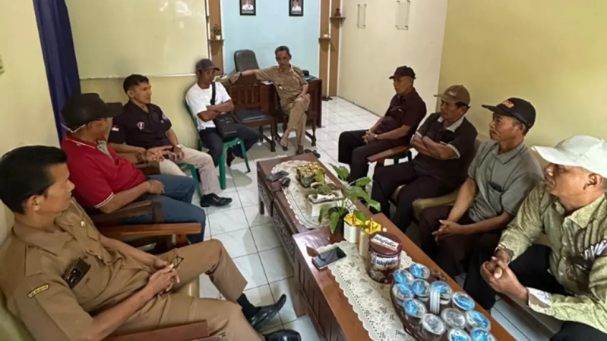 Perwakilan tokoh masyarakat saat mendatangi kantor Kecamatan Madiun untuk menanyakan rencana mutasi Sekdes Dimong. DOK RADAR MADIUN