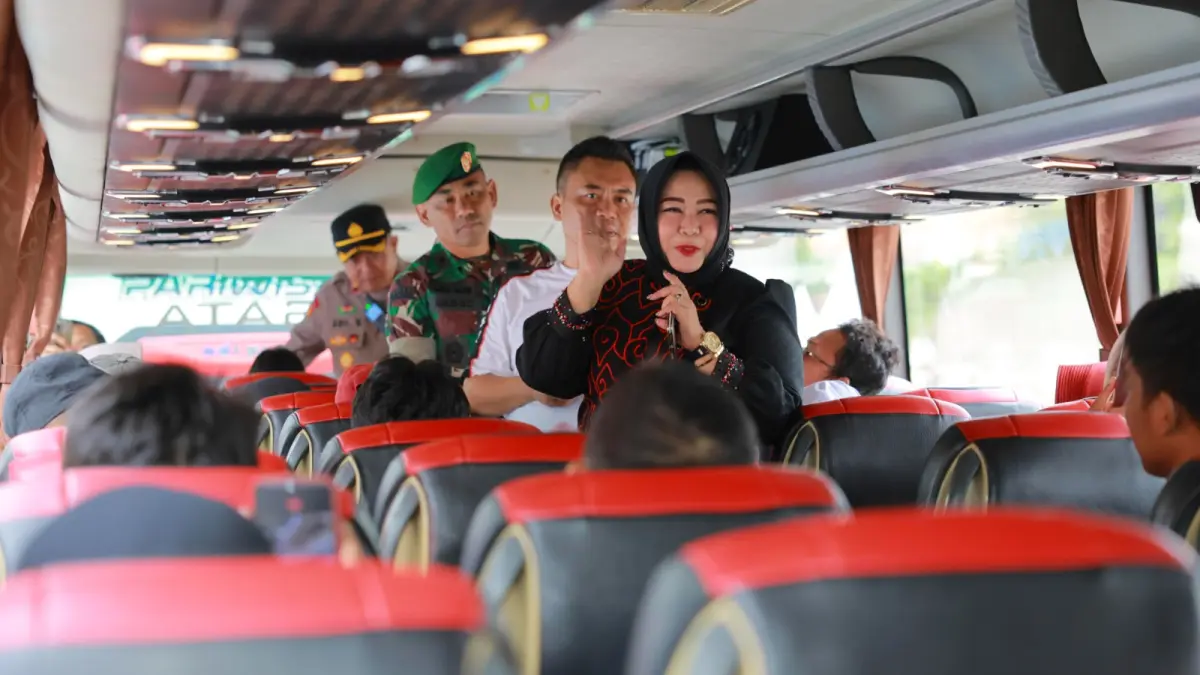 Plt Bupati Ponorogo melepas rombongan pemudik yang memanfaatkan fasilitas balik mudik gratis menuju Jabodetabek. SUGENG DWI N/RADAR PONOROGO