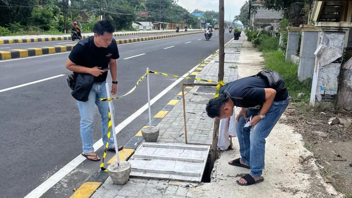 Polisi melakukan pemeriksaan pada penutup manhole jalan yang menjadi sasaran pencurian dan meresahkan warga Magetan. FOTO: ISTIMEWA
