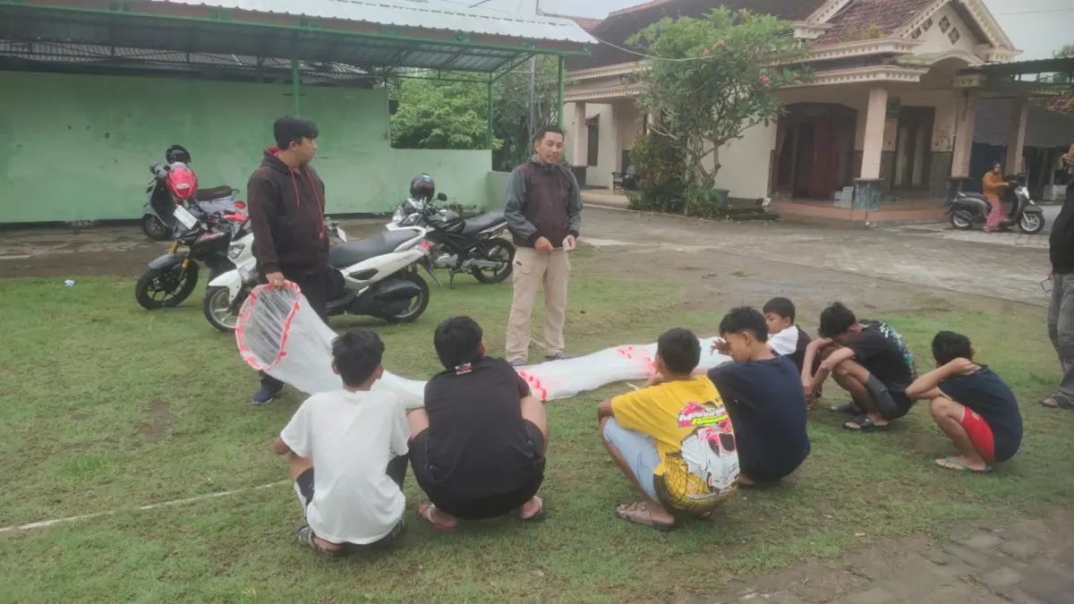 Polsek Jenangan mengamankan balon udara rakitan pelajar yang hendak diterbangkan di Desa Sraten. FOTO: ISTIMEWA