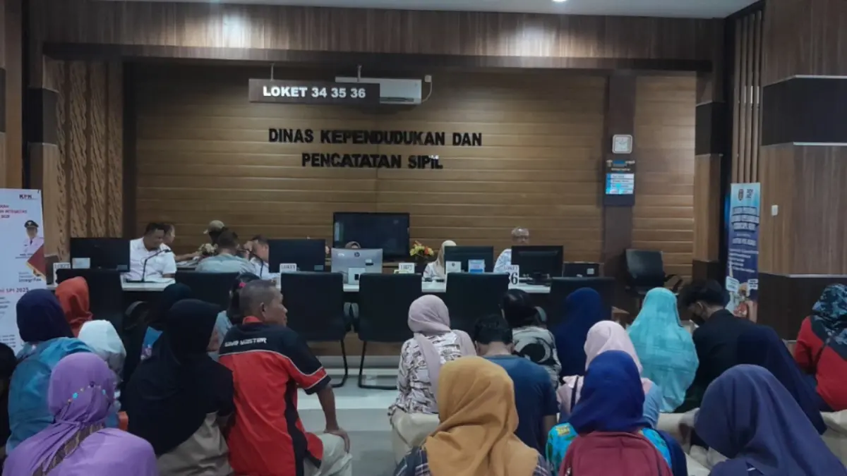 Suasana ruang tunggu MPP Ngawi yang tetap normal tanpa lonjakan pemohon pasca libur Lebaran. ASEP SYAEFUL/RADAR NGAWI