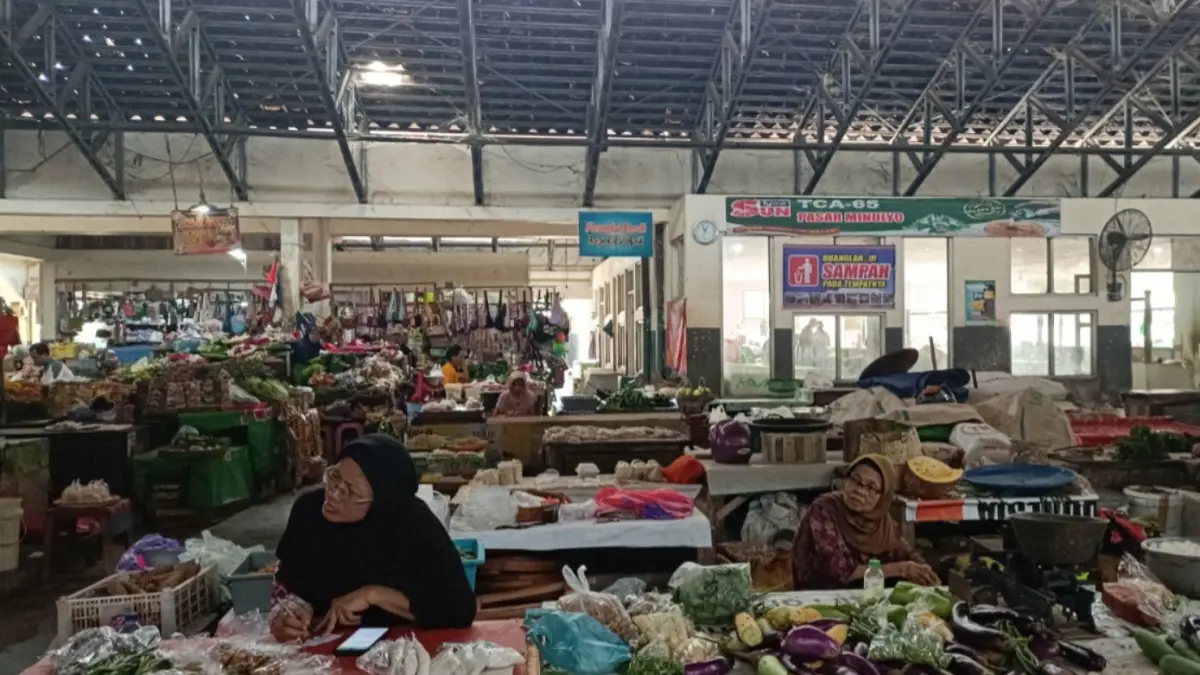 Aktivitas pedagang pasar tradisional di Pacitan mencerminkan pergerakan ekonomi yang masih ditopang sektor riil. NUR CAHYONO/RADAR PACITAN