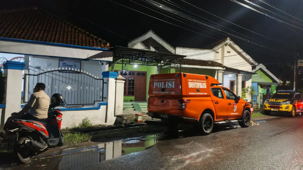 Kondisi kantor PNM Mekaar di Desa Tiron usai dibobol maling saat libur Lebaran. FOTO: POLSEK MADIUN