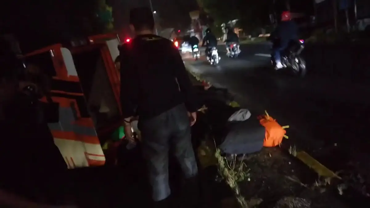 Mobil Elf terguling di Jalan Madiun–Solo akibat diduga pengemudi mengantuk dan menabrak median jalan.