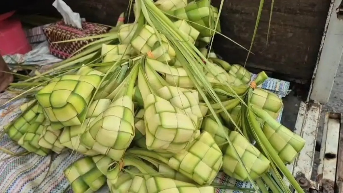 Pedagang ketupat dan janur di Jalan Soekarno-Hatta Ponorogo diserbu warga menjelang tradisi kupatan. SUGENG DWI N/RADAR PONOROGO