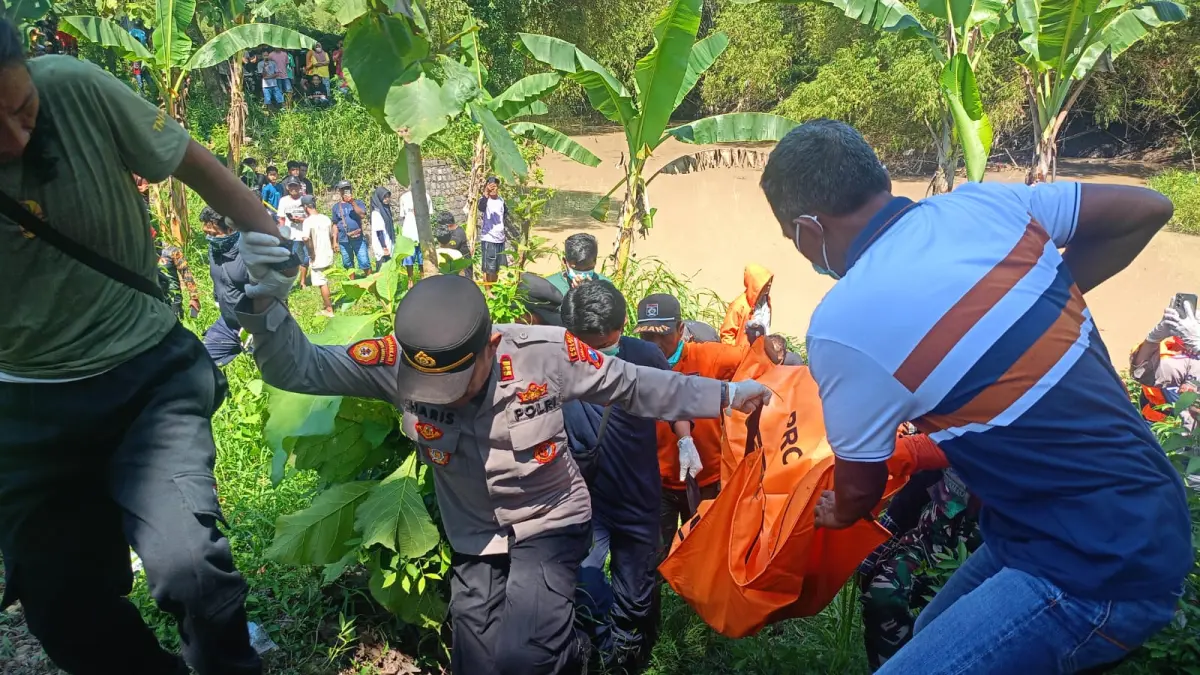Petugas mengevakuasi jasad perempuan tanpa identitas yang ditemukan tersangkut rumpun bambu di sungai Paron Ngawi. ASEP SYAEFUL/RADAR NGAWI