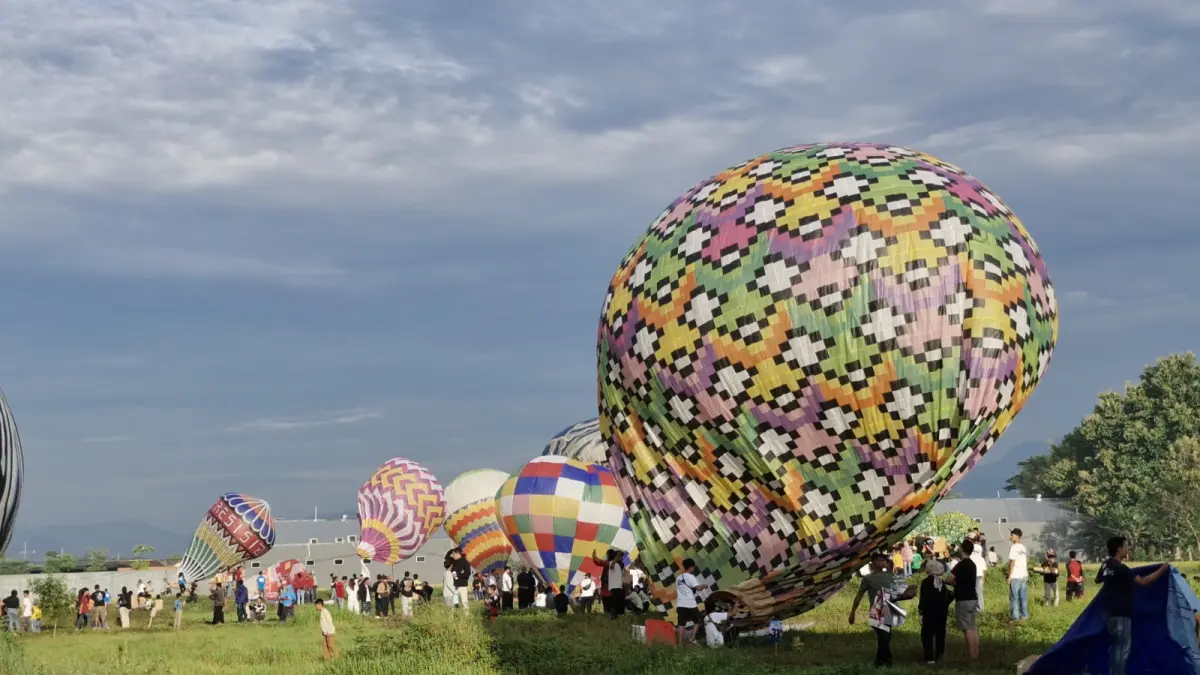 Puluhan balon udara warna-warni menghiasi langit Jurang Gandul dalam Reog Balon Carnival yang digelar aman tanpa petasan. SUGENG DWI N/RADAR PONOROGO