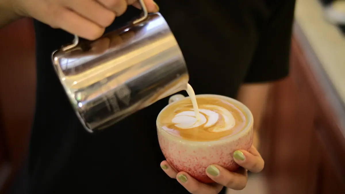 Seorang barista meracik kopi di salah satu coffee shop Madiun yang bersaing lewat konsep dan kualitas layanan. BAGAS BIMANTARA/RADAR MADIUN