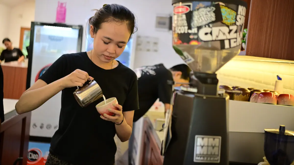 Suasana coffee shop di Kota Madiun yang menjadi ruang nongkrong favorit anak muda dengan beragam konsep kreatif. BAGAS BIMANTARA/RADAR MADIUN