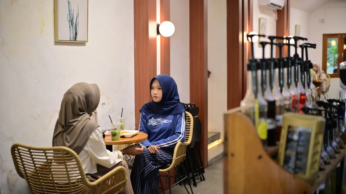 Suasana coffee shop di Madiun yang kini berfungsi sebagai ruang sosial dan tempat berkumpul komunitas. BAGAS BIMANTARA/RADAR MADIUN