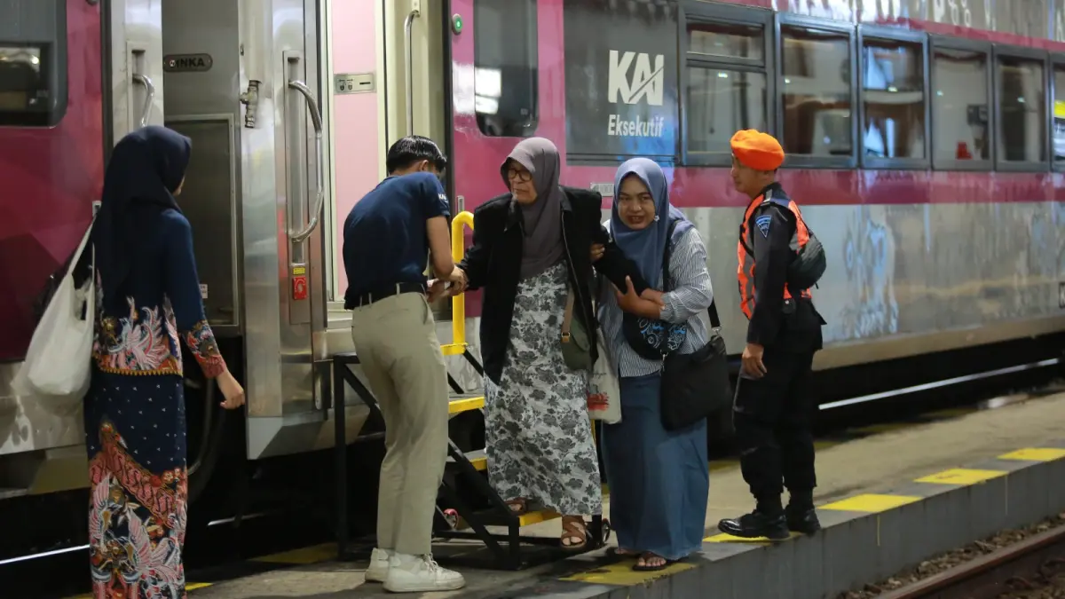Suasana stasiun di wilayah Daop 7 Madiun dipadati penumpang selama arus mudik dan balik Lebaran 2026. BAGAS BIMANTARA/RADAR MADIUN