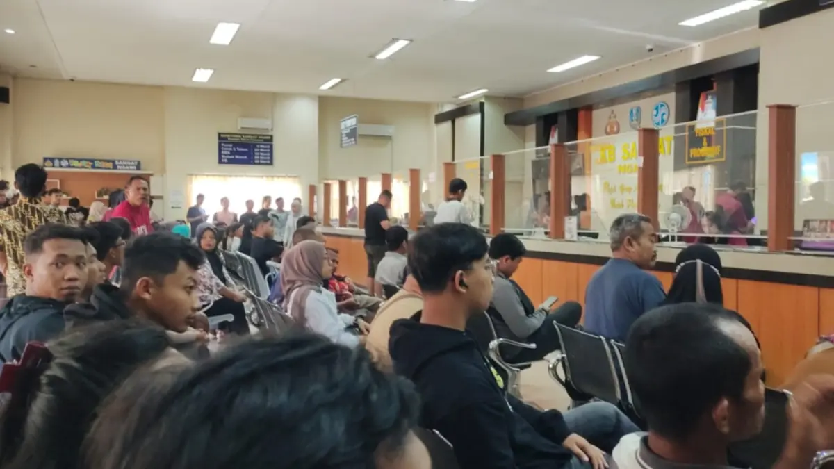 Warga mengantre membayar pajak kendaraan di Samsat Ngawi, yang kini menjadi sumber utama peningkatan PAD melalui skema opsen. DOK RADAR NGAWI