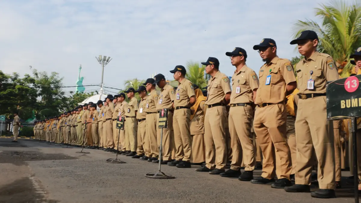 ASN Kota Madiun mengikuti apel. Pemkot memastikan tidak menerapkan kebijakan WFH satu hari dalam sepekan. BAGAS BIMANTARA/RADAR MADIUN