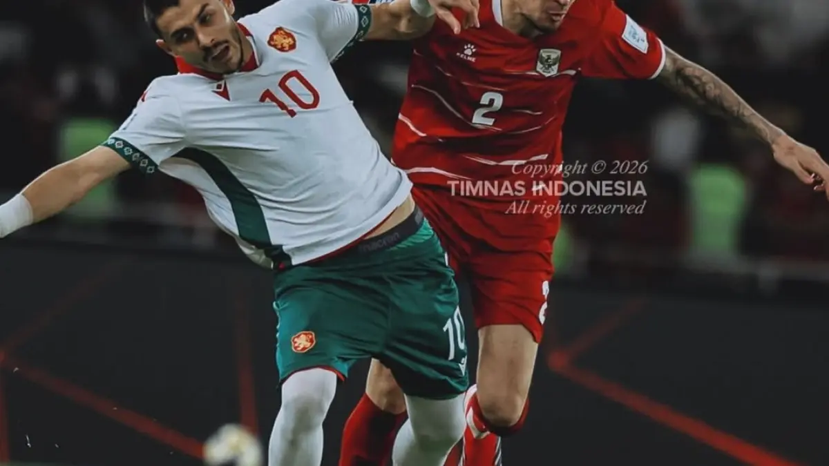 DUEL SENGIT: Pemain Timnas Indoensia Kevin Diks berebut bola dengan pemain Bulgaria dalam final FIFA Series 2026 di Stadion GBK, Jakarta, Senin (30/3). (Sumber: Instagram Timnas Indonesia)