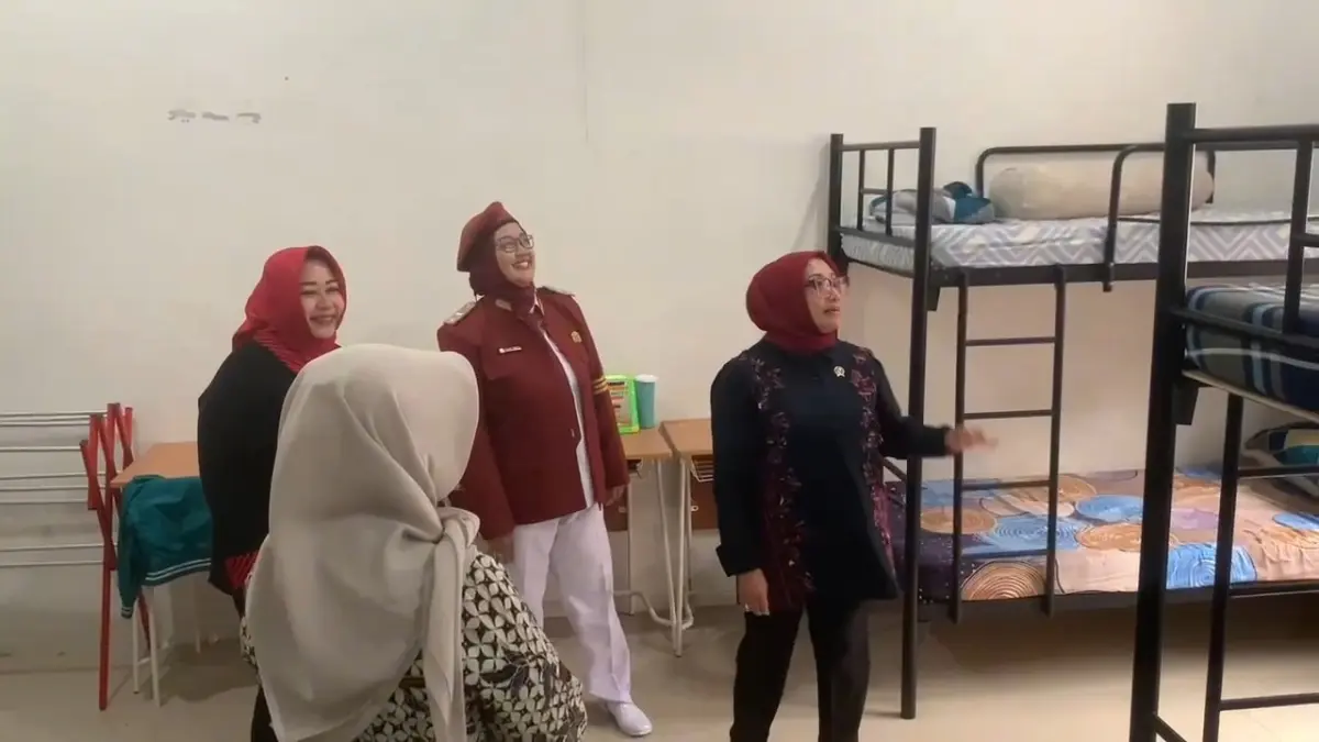 Menteri PPPA Arifatul Choiri Fauzi berdialog dengan siswa di Ponorogo, menyoroti rendahnya IPA dan penggunaan media sosial anak. FOTO: SUGENG DWI N/RADAR PONOROGO