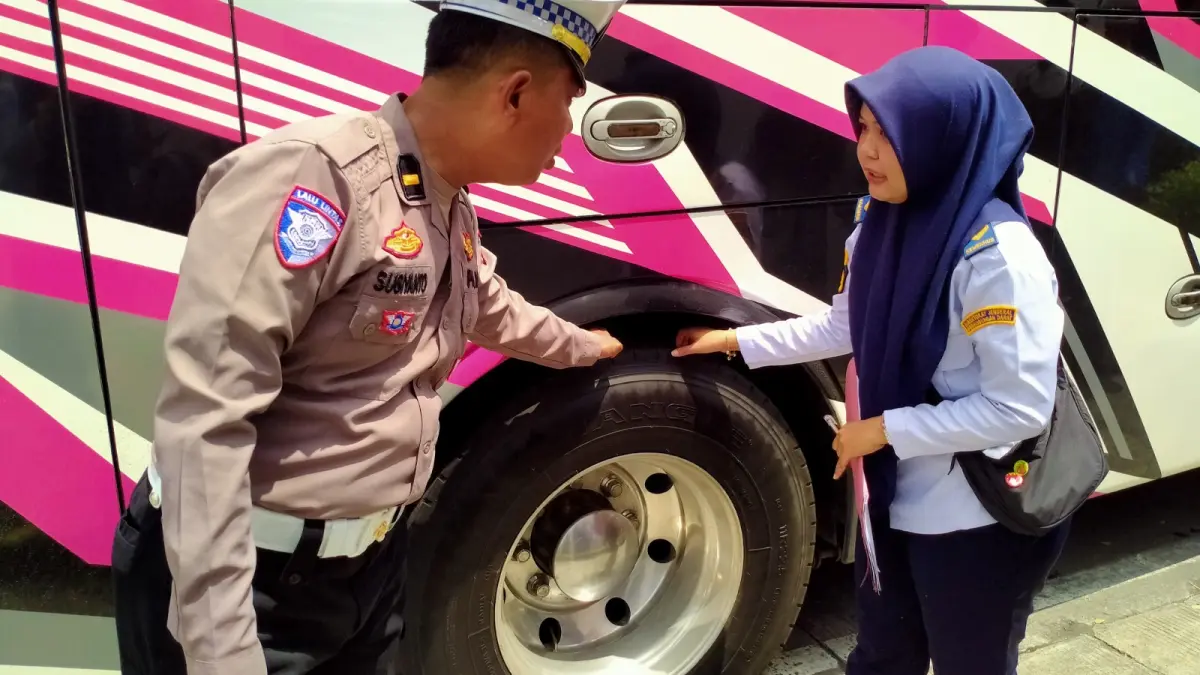 Petugas gabungan memeriksa kelayakan bus dan kesehatan sopir di rest area Ngawi saat arus balik Lebaran. ASEP SYAEFUL/RADAR NGAWI