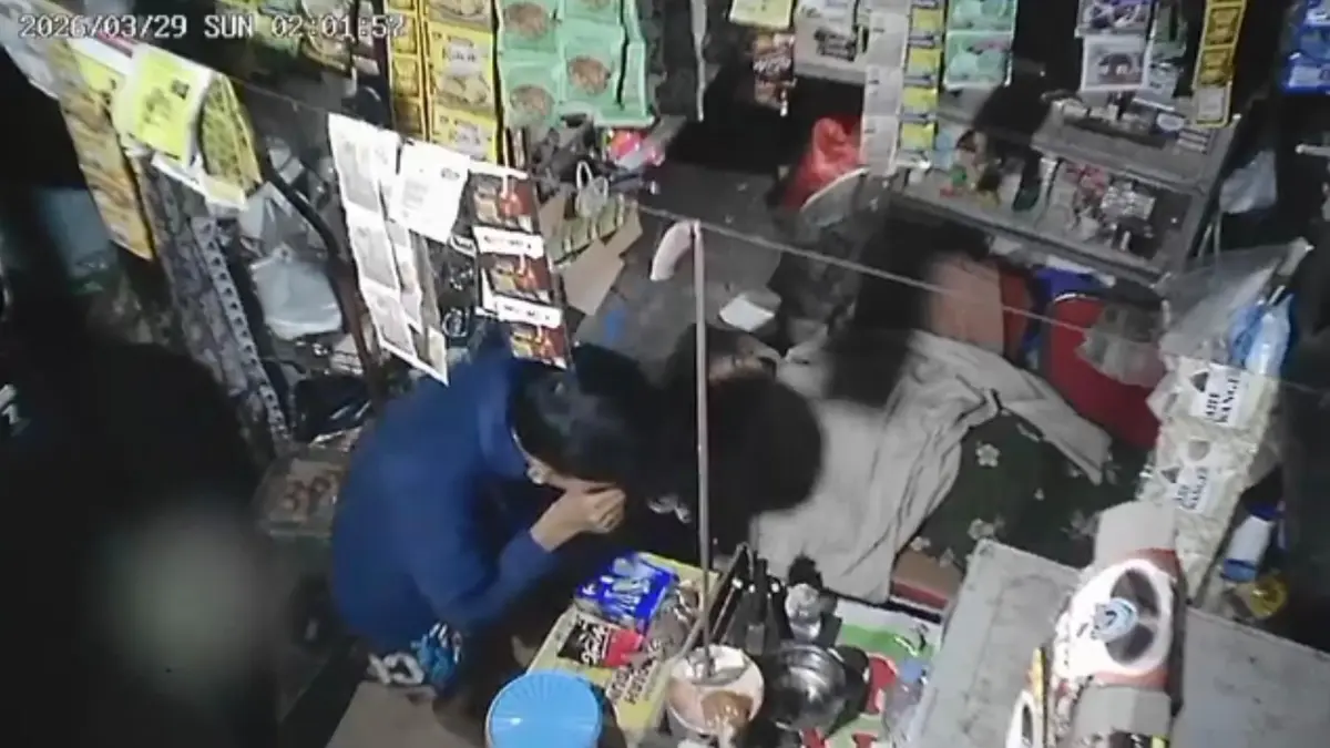Seorang remaja terekam CCTV saat beraksi membobol toko kelontong untuk mencuri rokok di Desa Buduran, Wonoasri, Madiun.