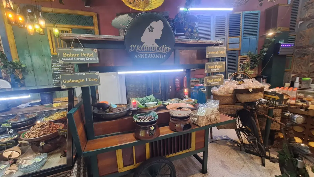 Suasana D’Kambodja Heritage Dapur Ndeso di Semarang yang menghadirkan konsep kuliner bernuansa heritage dengan cita rasa rumahan.