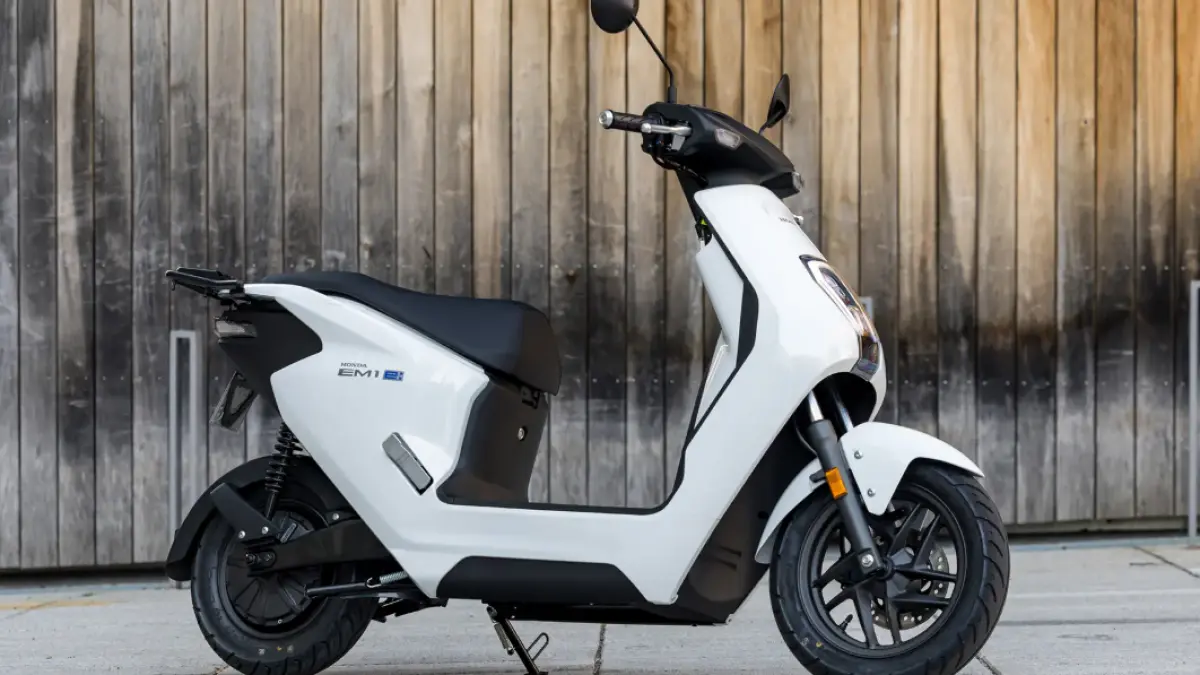 Honda EM1 e punya desain kompak dengan dek rata dan cocok untuk mobilitas harian.