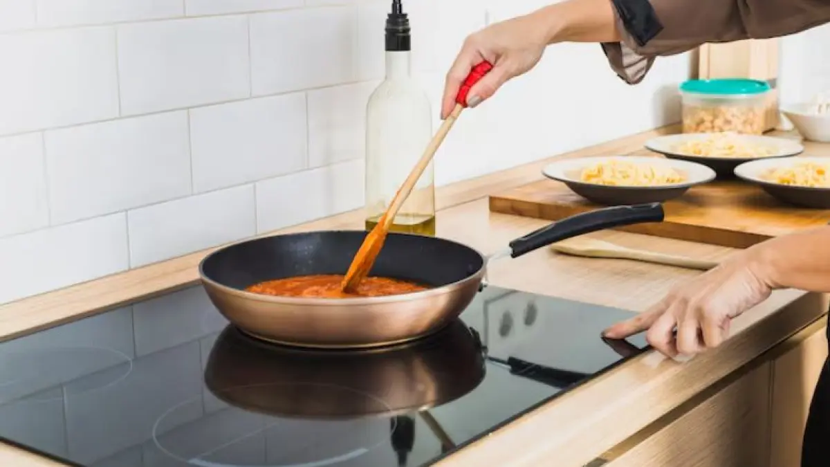Ilustrasi memasak dengan kompor listrik. (freepik)