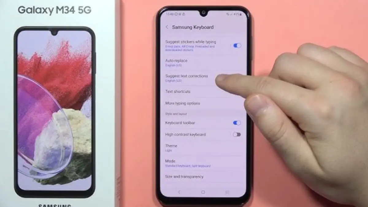 Ilustrasi rekomendasi HP Samsung fitur AI Smart Typing. (YouTube HowToDevices)