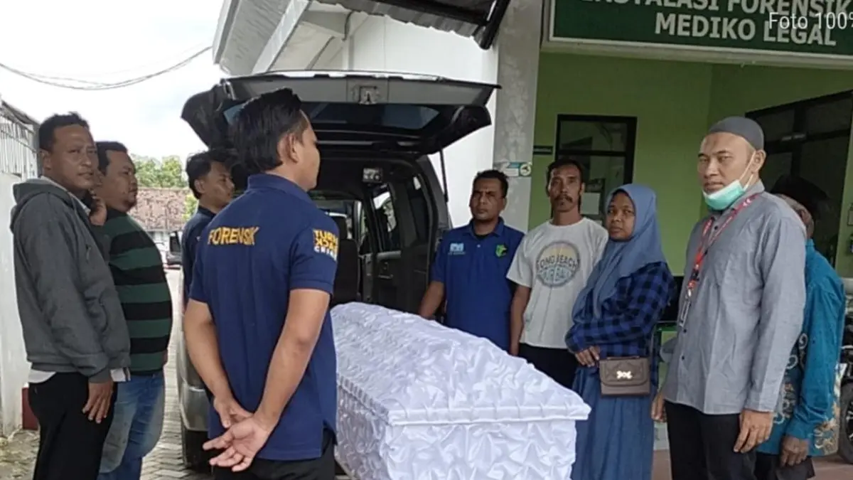 Jenazah perempuan yang ditemukan di Dam Kedungputri akhirnya diserahkan kepada keluarga setelah identitas terungkap. ASEP SYAEFUL/RADAR NGAWI