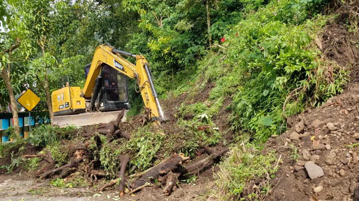Material longsor menutup jalur lingkar Telaga Ngebel hingga tidak bisa dilalui sebelum dilakukan pembersihan. SUGENG DWI N/RADAR PONOROGO