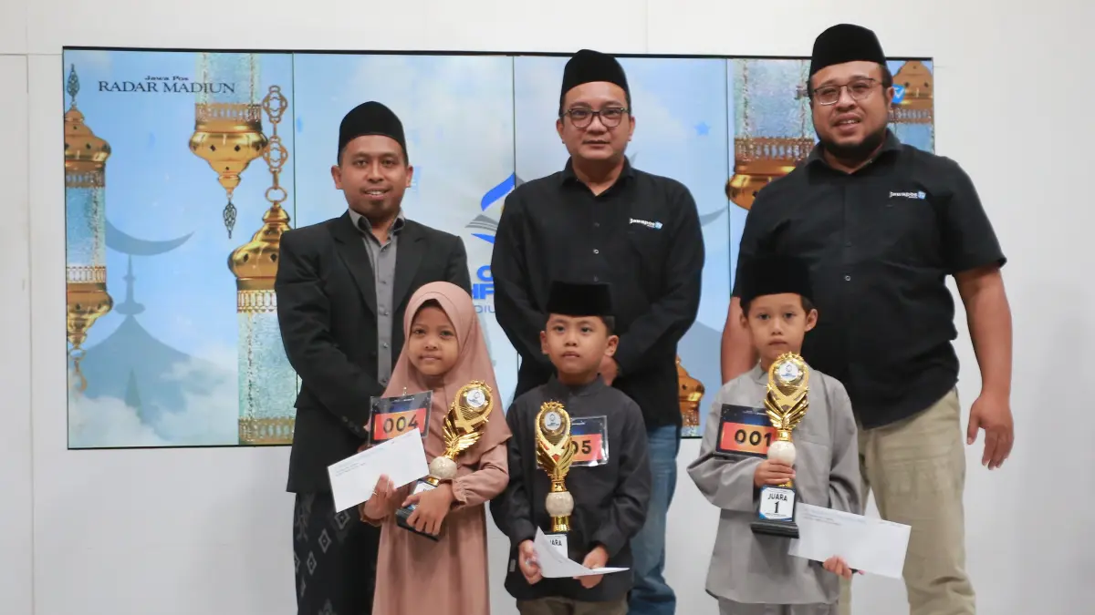 Para pemenang Gema Tahfiz 2026 Kategori TK/RA bersama perwakilan dewan juri, Direktur Jawa Pos TV Madiun Ockta Prana, serta GM Jawa Pos Radar Madiun Arfinanto Arsyadani, Selasa (31/3). (BAGAS BIMANTARA/RADAR MADIUN)