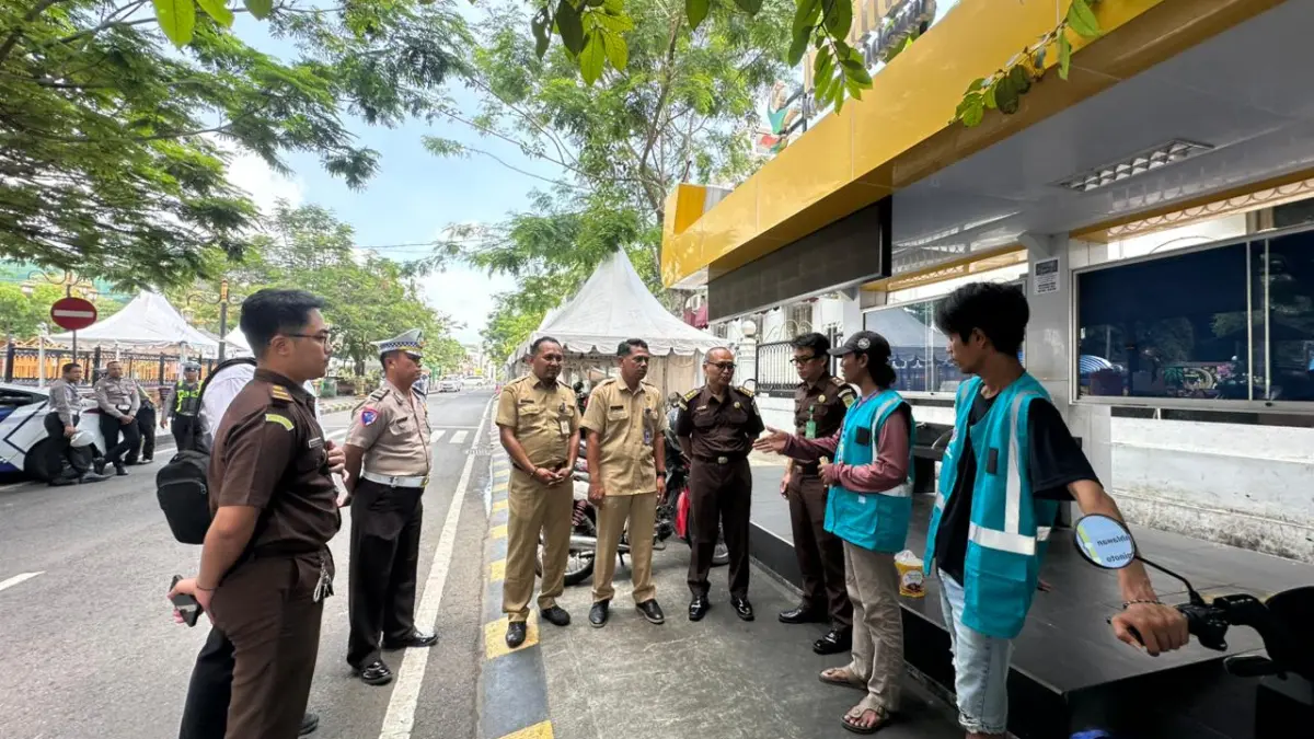Petugas Dishub bersama aparat melakukan monitoring dan edukasi pengelolaan parkir di sejumlah ruas jalan Kota Madiun. FOTO: DISHUB KOTA MADIUN