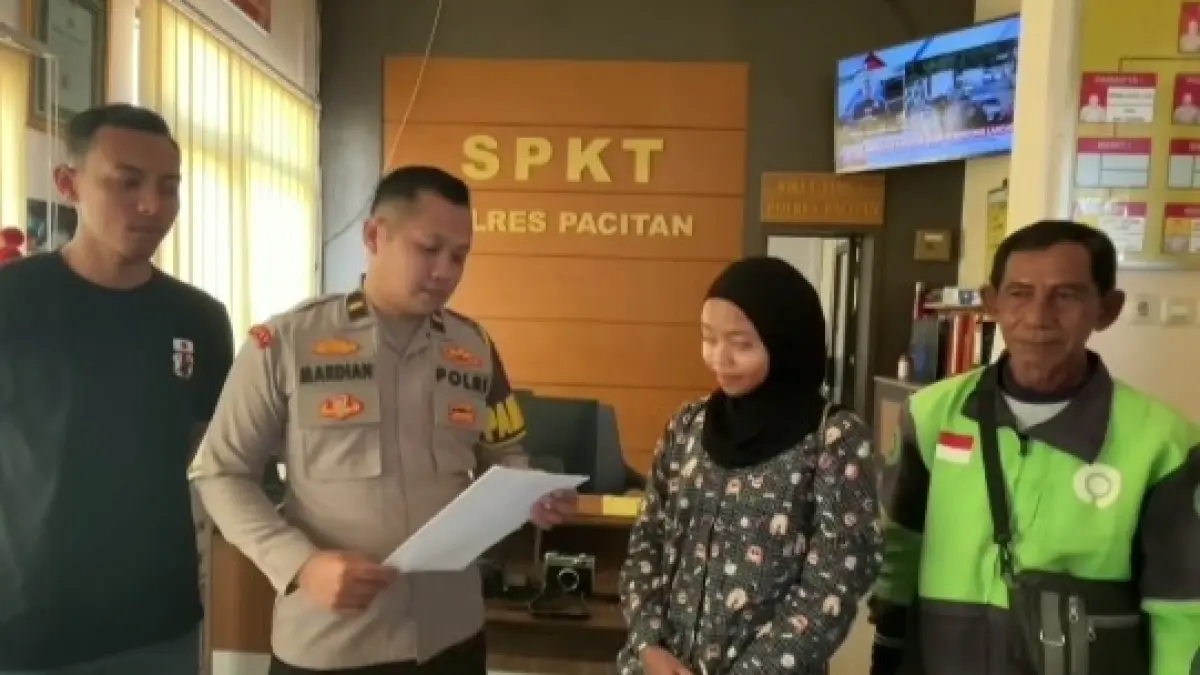 Petugas kepolisian mengamankan barang bukti dalam kasus percobaan penipuan transaksi fiktif di Pacitan. FOTO: ISTIMEWQ