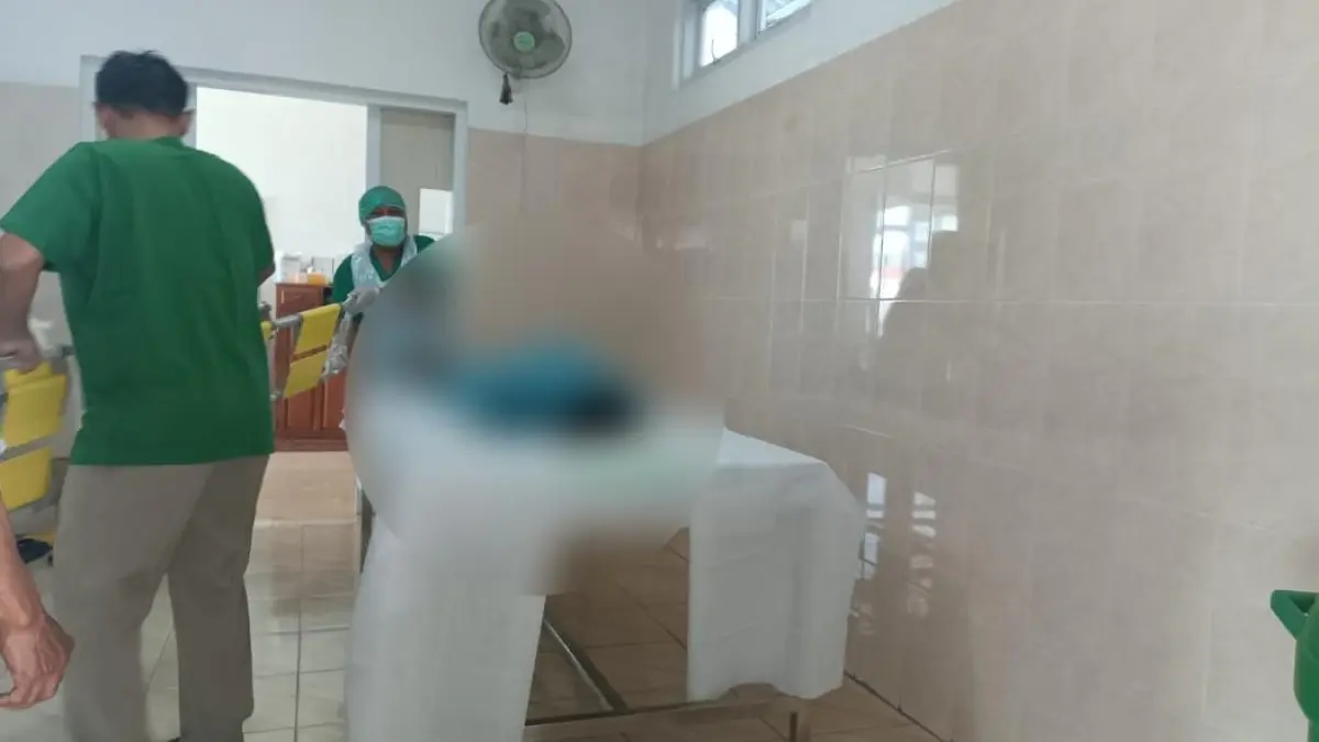 Petugas mengevakuasi jenazah warga Pacitan yang meninggal diduga terseret ombak saat menjala ikan. NUR CAHYONO/RADAR PACITAN