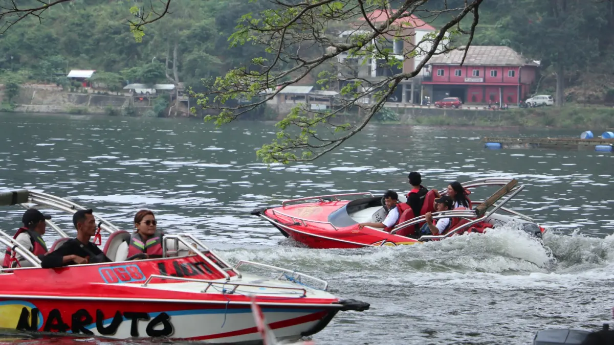 Ribuan wisatawan memadati kawasan Telaga Ngebel Ponorogo selama libur Lebaran dengan lonjakan kunjungan signifikan. AJI PUTRA/RADAR MAGETAN