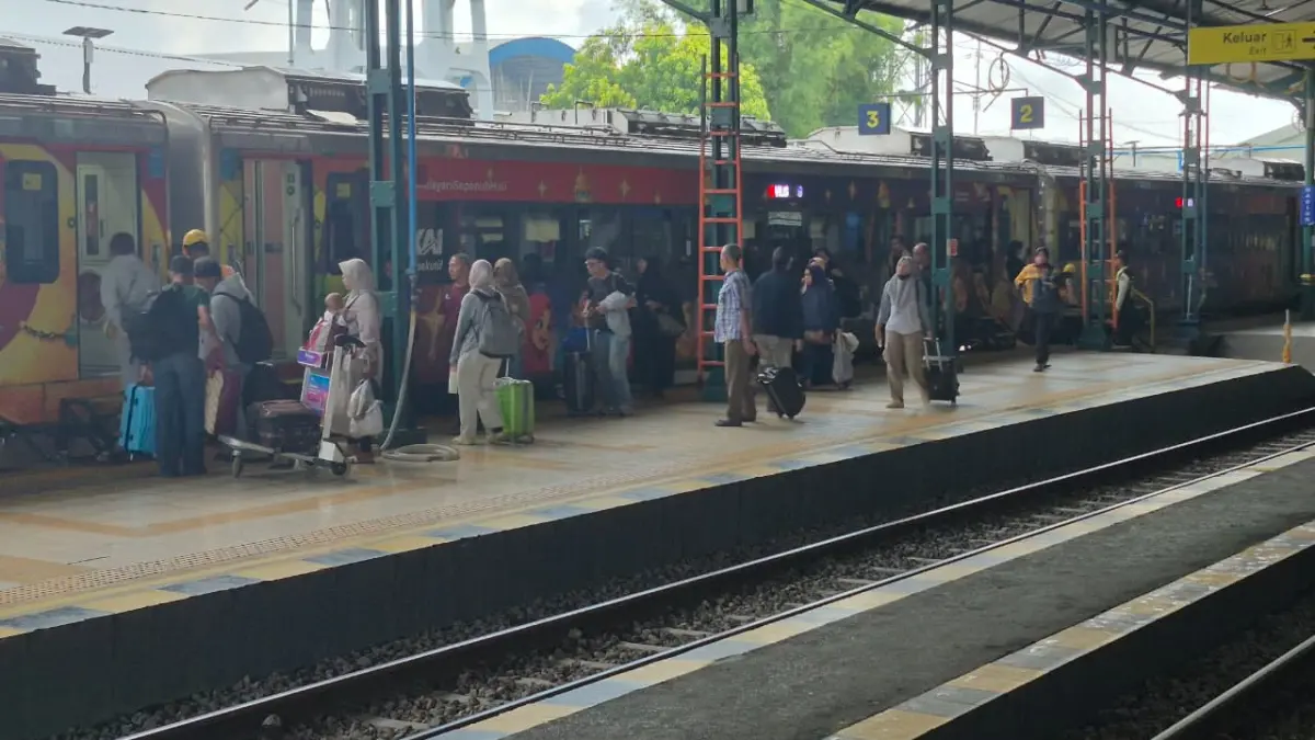Suasana penumpang di Stasiun Madiun saat arus mudik dan balik Lebaran 2026 meningkat signifikan. FOTO: HUMAS KAI DAOP 7 MADIUN