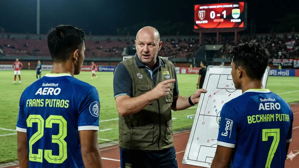 BERI SUPPORT: Momen Pelatih Persib Bojan Hodak memberikan instruksi di lapangan kepada Frans Putros. Hodak berharap pemainnya itu bisa menembus skuad utama Iraq di Piala Dunia 2026. (IG @persib)