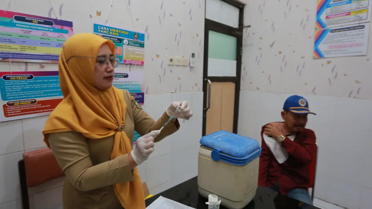 Calon jemaah haji Kota Madiun menjalani vaksinasi di puskesmas sebagai syarat wajib sebelum berangkat ke Tanah Suci. BAGAS BIMANTARA/RADAR MADIUN