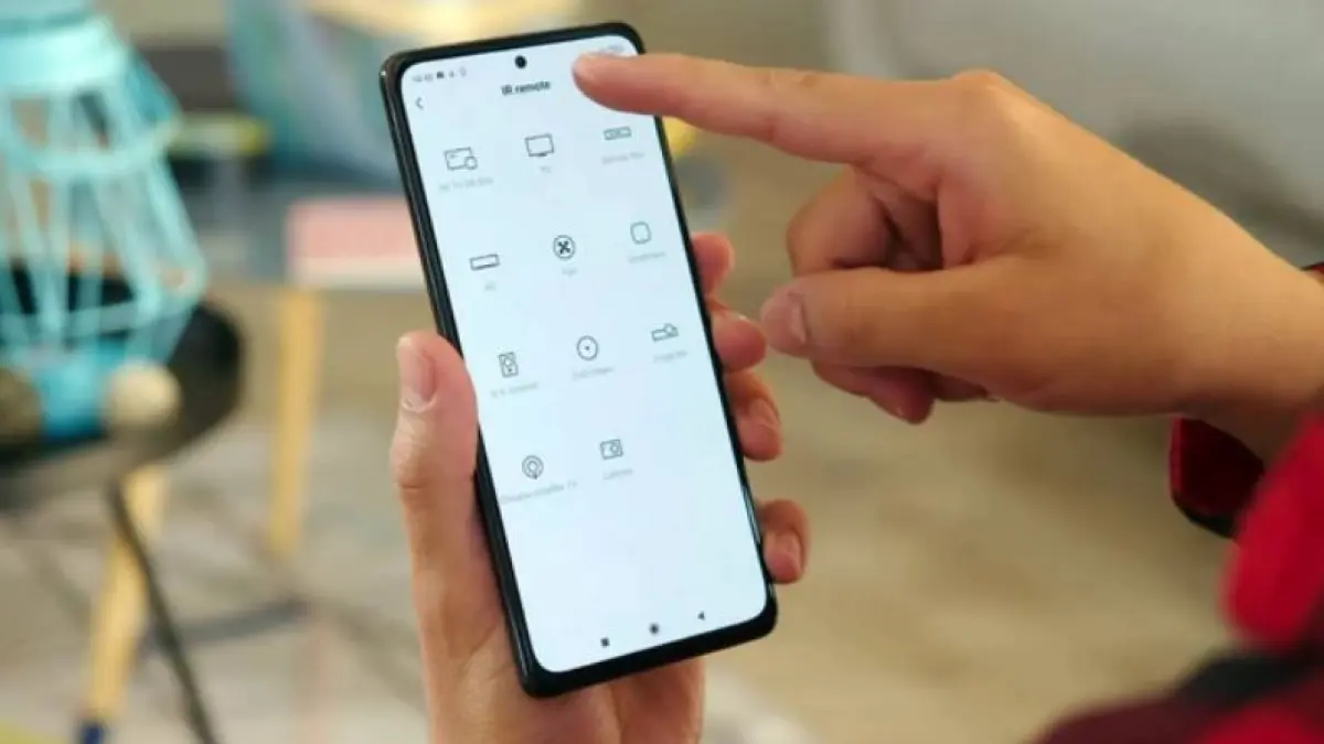 Ilustrasi HP Xiaomi jadi remote AC. (oceanproperty.com)