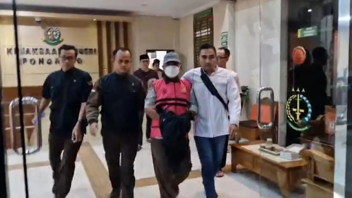 Kepala Desa Jenangan, Toni Ahmadi saat dilakukan penahanan oleh Kejari Ponorogo atas dugaan kasus aktivitas tambang ilegal di lahan bengkok desa. FOTO: TANGKAPAN LAYAR