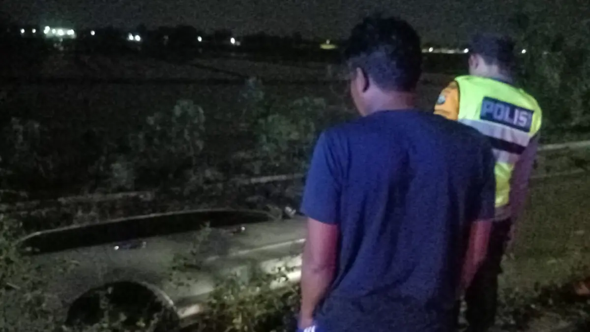 Mobil Daihatsu Xenia terperosok ke kali di Jalan Madiun–Surabaya, menyebabkan sopir meninggal dunia. ERLITA HERMININGSIH/RADAR MADIUN