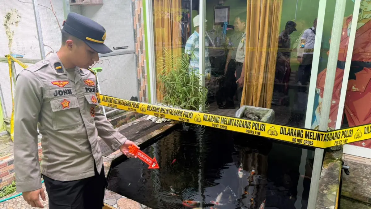 Petugas kepolisian melakukan olah TKP di lokasi balita yang ditemukan meninggal di kolam ikan di Desa Jebeng, Ponorogo. SUGENG DWI N/RADAR PONOROGO